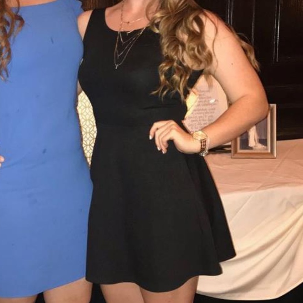 Black sleeveless dress